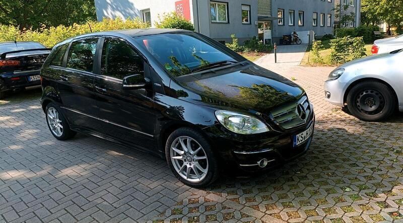 Schwarz Gebraucht 2010 Mercedes B180 Van / Kleinbus | 4.600 € - Bild 1/4