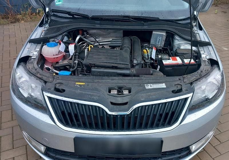 Silber Gebraucht 2016 Skoda Rapid Kombi | 8.200 € (Fairer Preis) - Bild 1/4