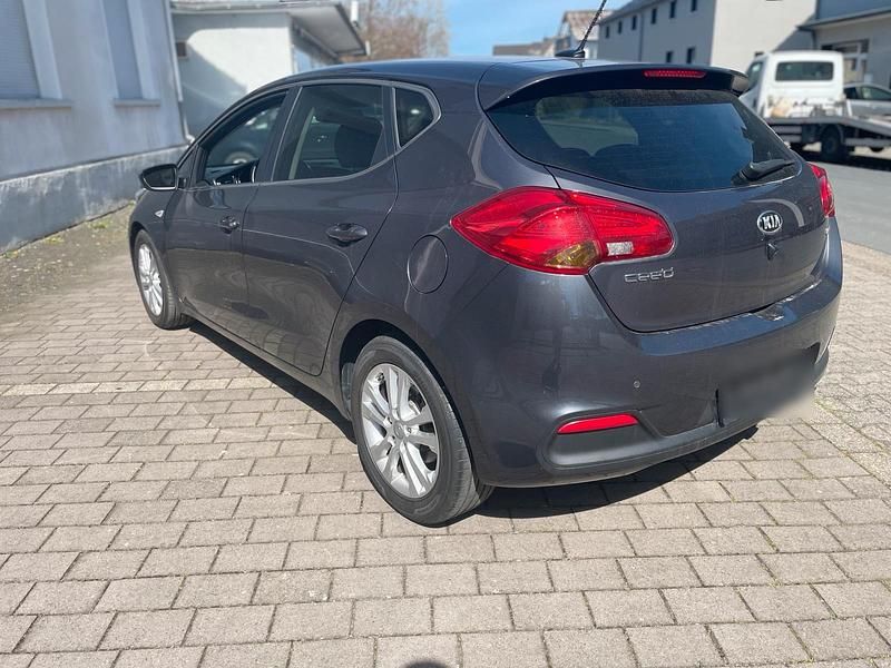 Second-hand Kia Ceed 128 CP (94 kW) 2015 Gri Hatchback