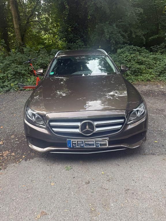 Braun Gebraucht 2018 Mercedes E220 Limousine | 25.900 € (Superpreis) - Bild 1/4