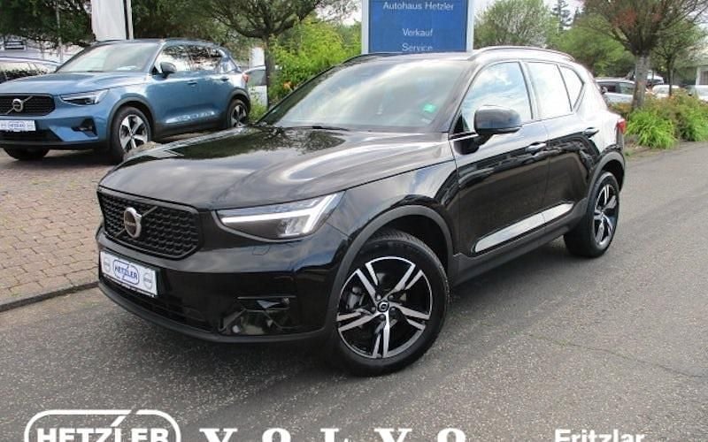Schwarz Gebraucht 2023 Volvo XC40 Plus SUV | 33.950 € (Superpreis) - Bild 1/4