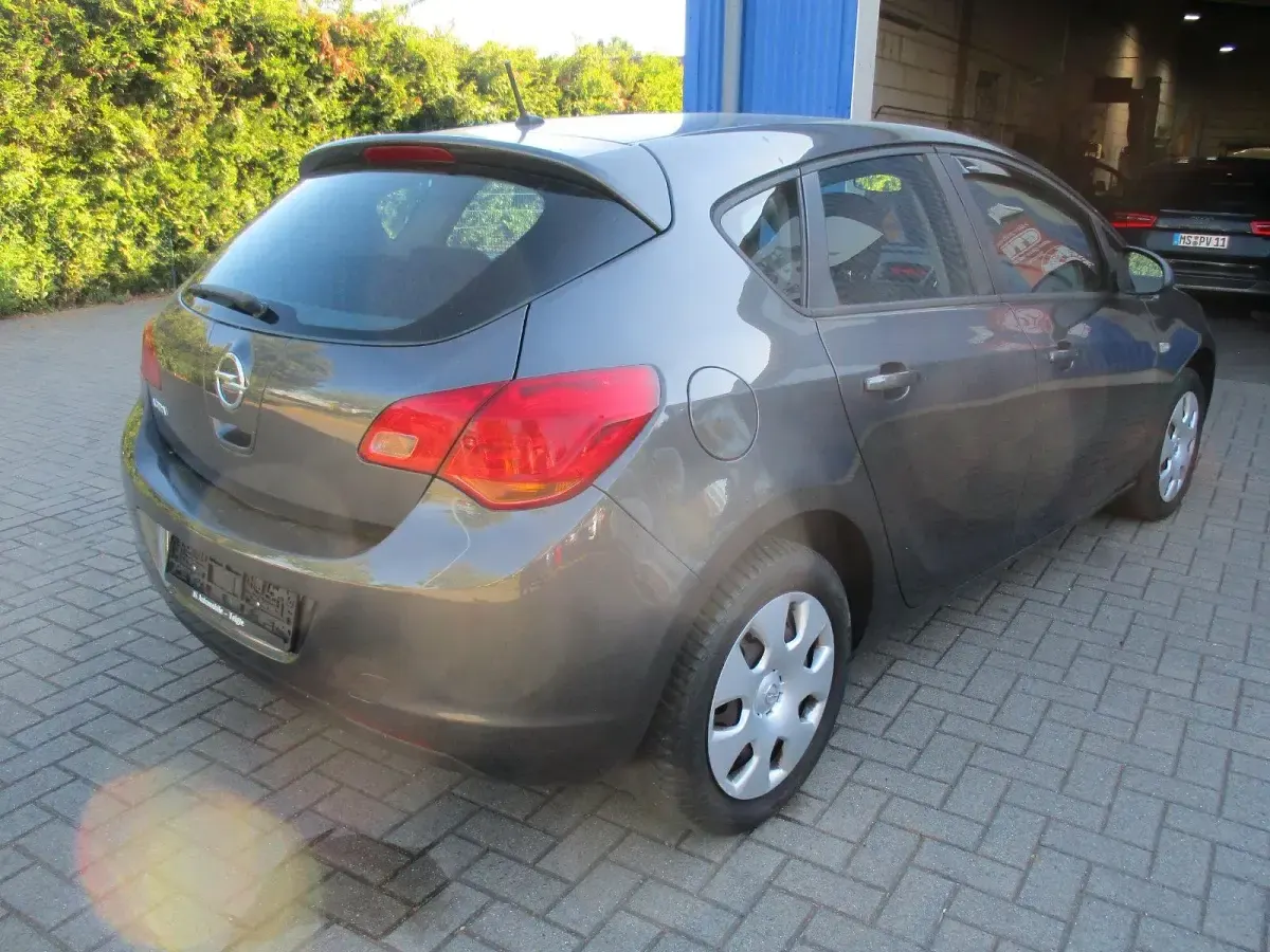 Gebraucht Opel Astra 101 PS (74 kW) 2010 Grau Limousine