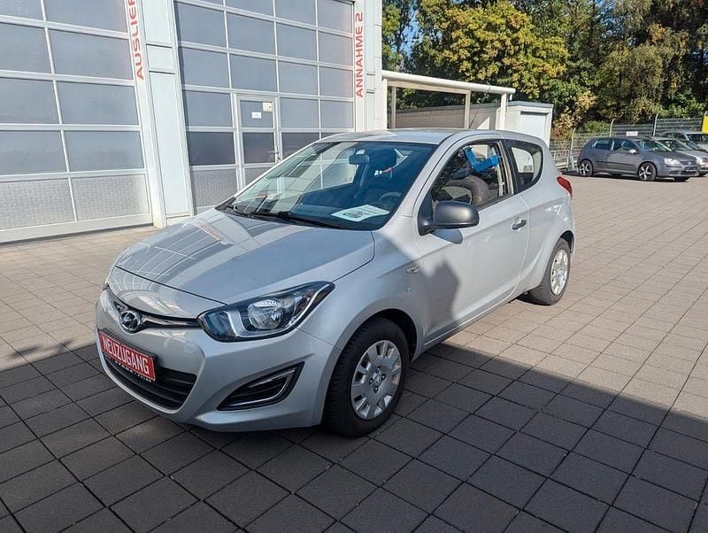 Silber Gebraucht 2015 Hyundai i20 Edition Kleinwagen | 7.950 € (Teuer) - Bild 1/4