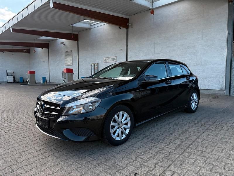 Schwarz Gebraucht 2013 Mercedes A180 Kleinwagen | 7.300 € (Guter Preis) - Bild 1/4