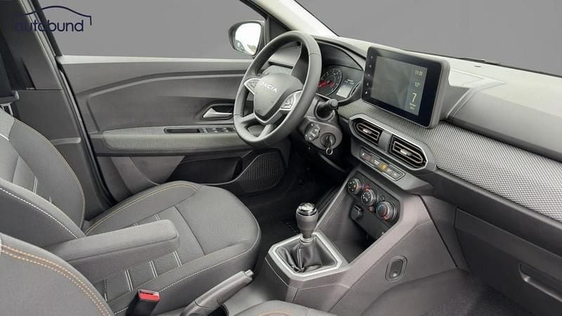 Neu Dacia Sandero Expression 91 PS (66 kW) 2025 Grau / dolomitgrau SUV