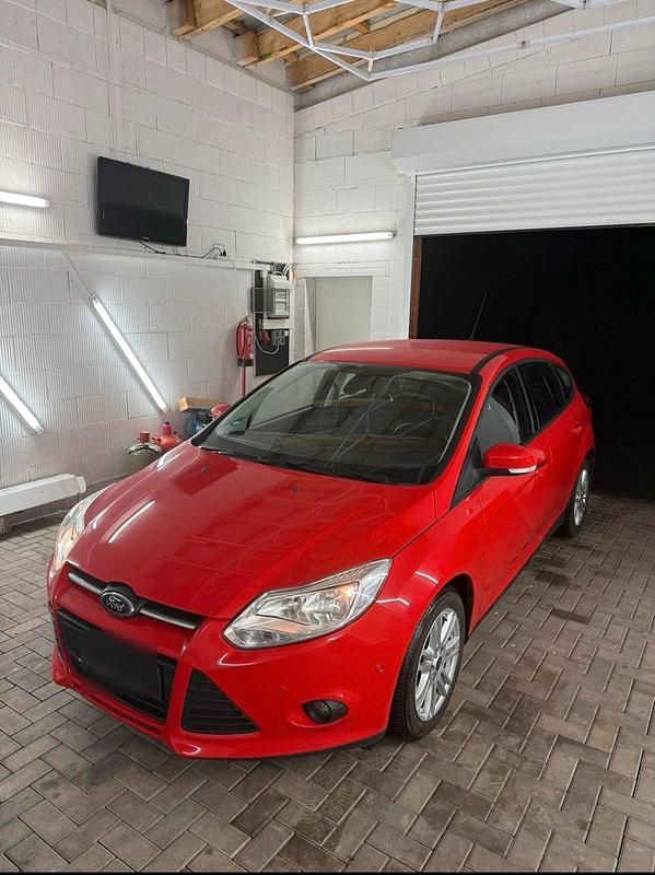 Rot Gebraucht 2013 Ford Focus Kleinwagen | 4.000 € (Guter Preis) - Bild 1/4