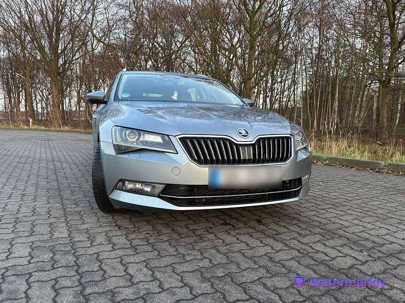 Grau Gebraucht 2017 Skoda Superb Kombi | 15.300 € (Fairer Preis) - Bild 1/4