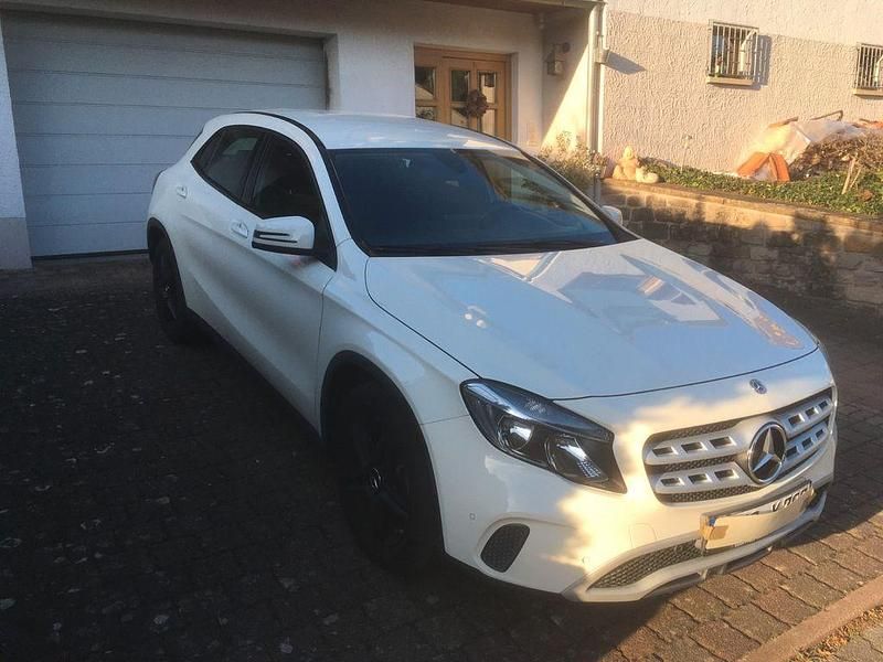 Gebraucht Mercedes GLA200 136 PS (100 kW) 2017 Weiß SUV