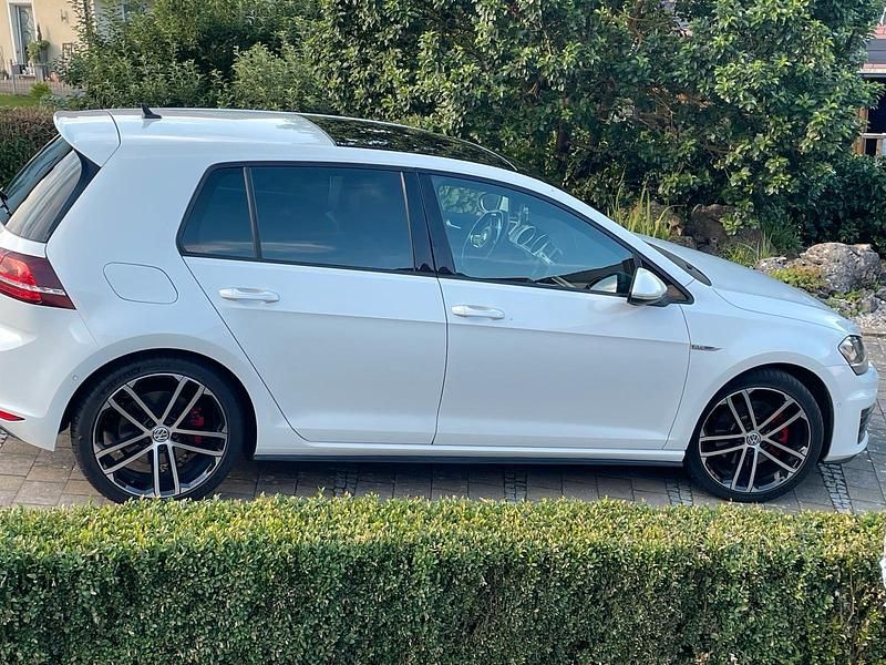 Weiß Gebraucht 2014 VW Golf VII Limousine | 14.200 € (Teuer) - Bild 1/4