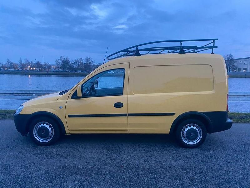 Gelb Gebraucht 2010 Opel Combo Business Limousine | 3.750 € (Fairer Preis) - Bild 1/4