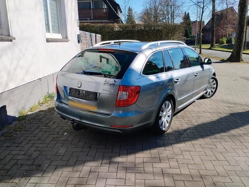 Gebraucht Skoda Superb 122 PS (89 kW) 2011 Grau Kombi