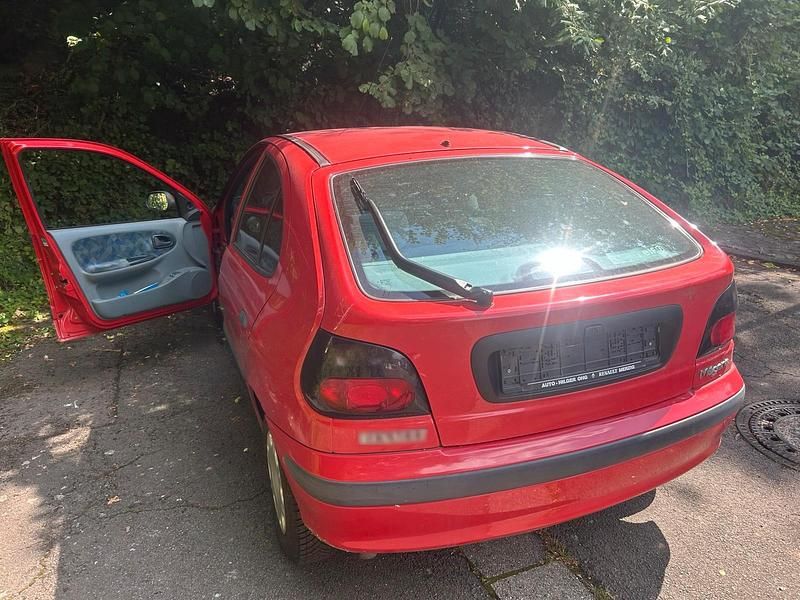 Gebraucht Renault Mégane 75 PS (55 kW) 1997 Rot Limousine