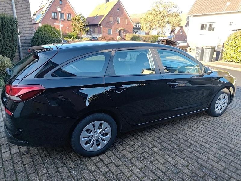 Gebraucht Hyundai i30 101 PS (74 kW) 2018 Schwarz Kombi