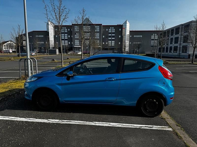 Gebraucht Ford Fiesta 97 PS (71 kW) 2012 Blau Kleinwagen