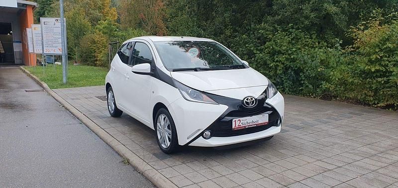 Weiß Gebraucht 2018 Toyota Aygo X-play Kleinwagen | 7.990 € (Guter Preis) - Bild 1/4