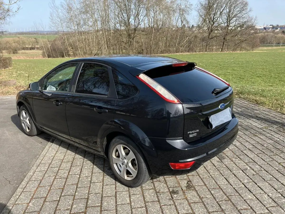 Gebraucht Ford Focus 100 PS (73 kW) 2010 Schwarz Limousine