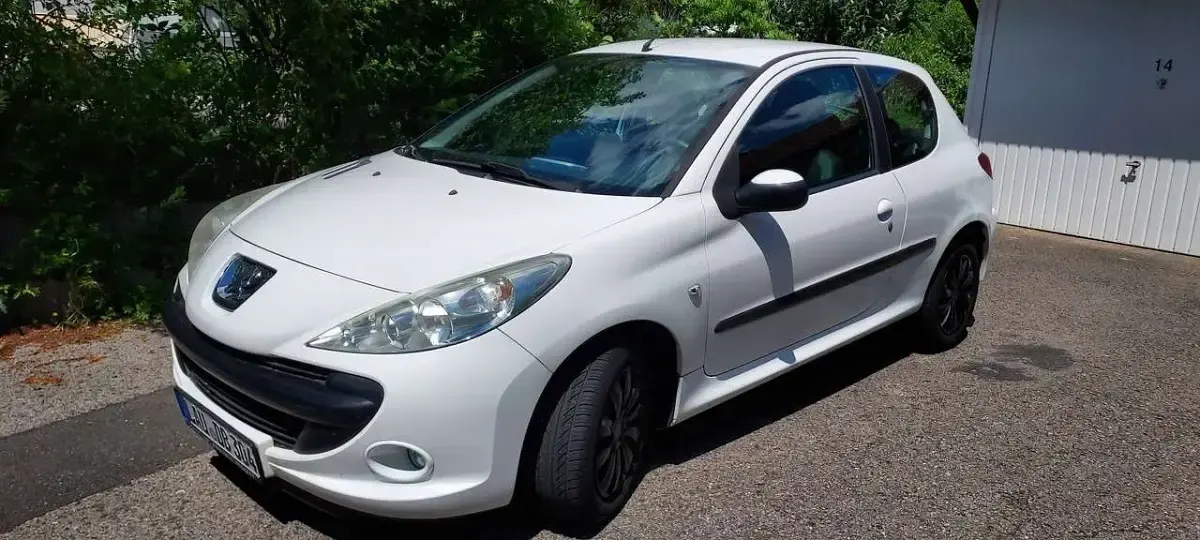 Gebraucht Peugeot 206 68 PS (50 kW) 2012 Weiß Limousine