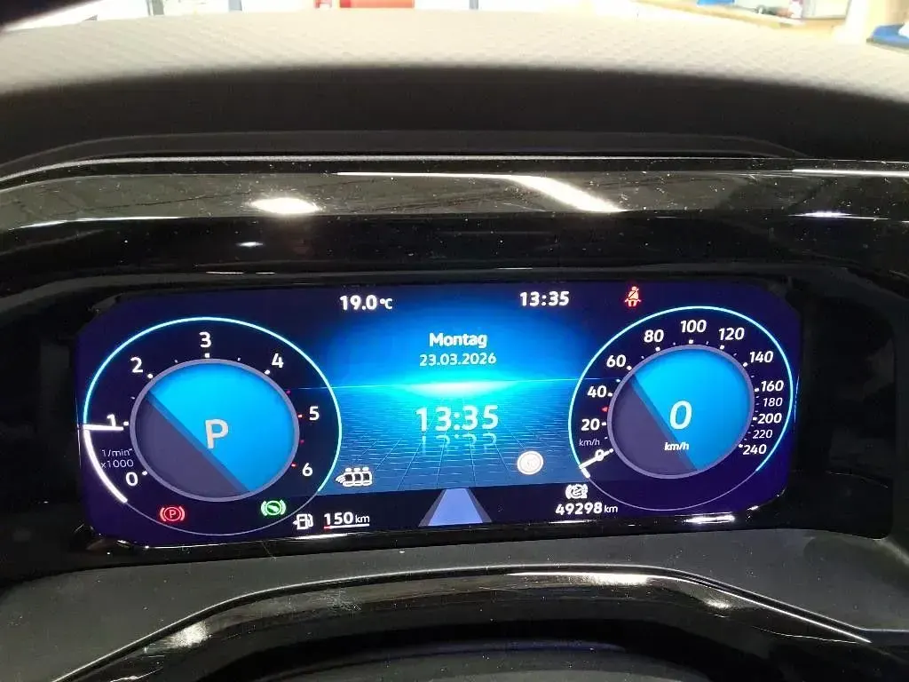 Gebraucht VW Multivan Basis 150 PS (110 kW) 2024 Monosilber Van / Kleinbus