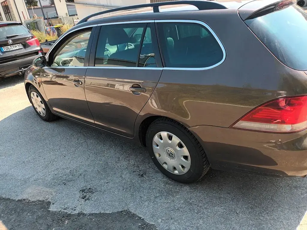 Gebraucht VW Golf VI Comfortline 105 PS (77 kW) 2011 Grau Kombi