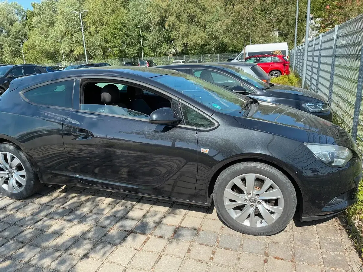 Gebraucht Opel Astra GTC 140 PS (102 kW) 2011 Schwarz Coupé
