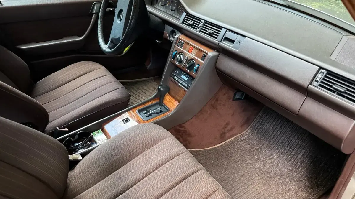 Gebraucht Mercedes E230 132 PS (97 kW) 1989 Silber Limousine