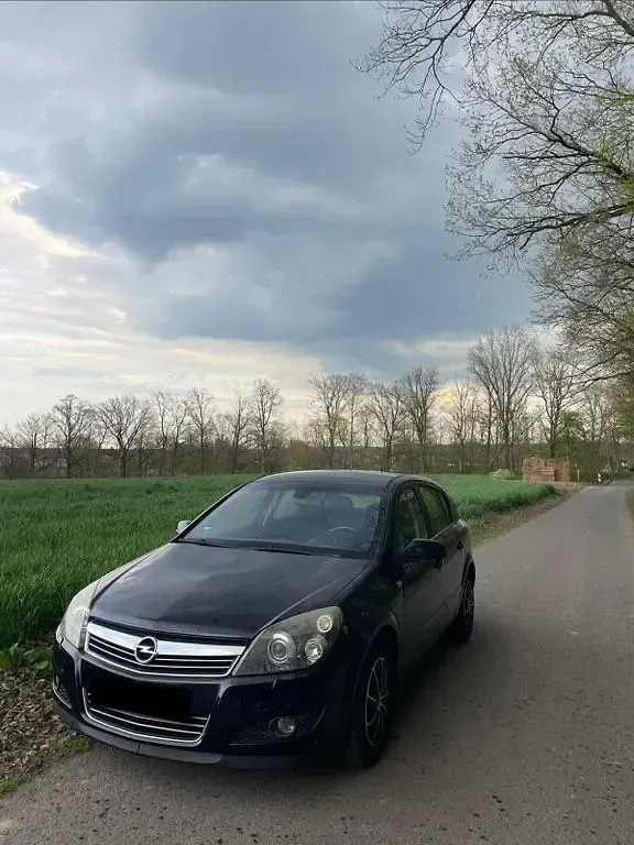 Używany Opel Astra 116 KM (85 kW) 2009 Czarny Sedan/Limuzyna
