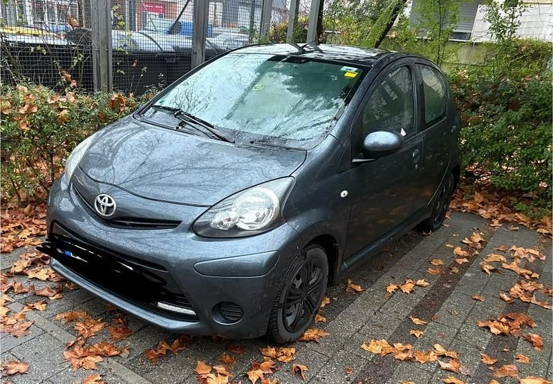 Grau Gebraucht 2013 Toyota Aygo Kleinwagen | 3.900 € (Fairer Preis) - Bild 1/2