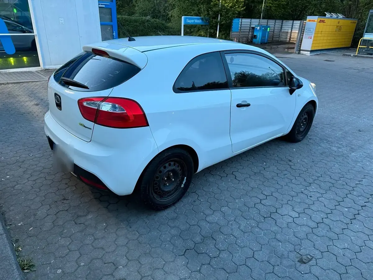 Używany Kia Rio 75 KM (55 kW) 2013 Biały Hatchback