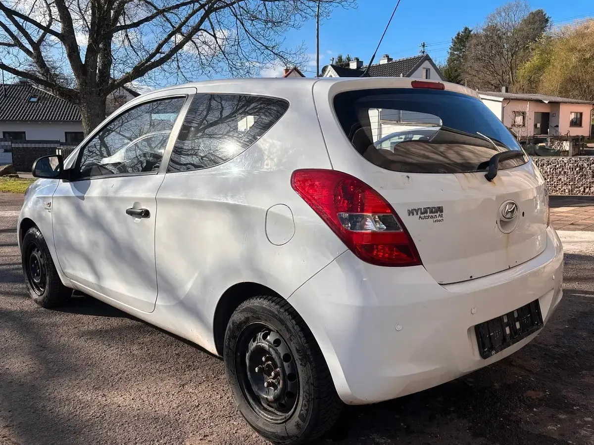 Gebraucht Hyundai i20 78 PS (57 kW) 2010 Weiß Kleinwagen