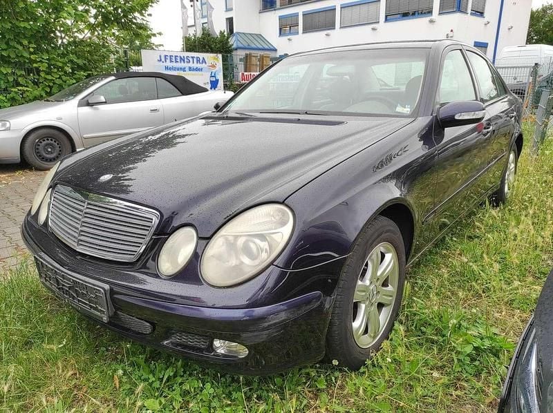 Gebraucht Mercedes E240 177 PS (130 kW) 2004 Tansanitblau  metalliclack Limousine