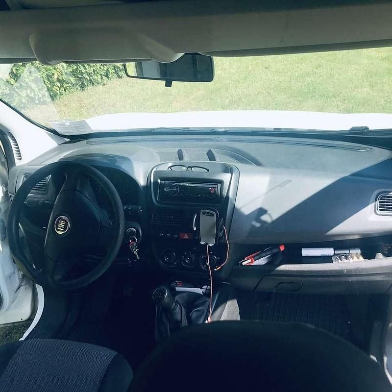 Weiß Gebraucht 2011 Fiat Doblò Van / Kleinbus | 3.900 € (Fairer Preis) - Bild 1/4