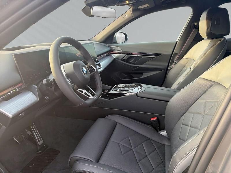 Neu BMW 540 M Sport 303 PS (222 kW) 2025 Grau Kombi