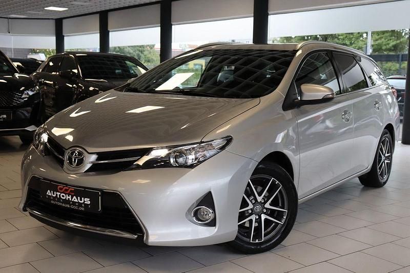 Silber Gebraucht 2015 Toyota Auris Touring Sports Edition Kombi | 9.600 € (Etwas zu teuer) - Bild 1/4