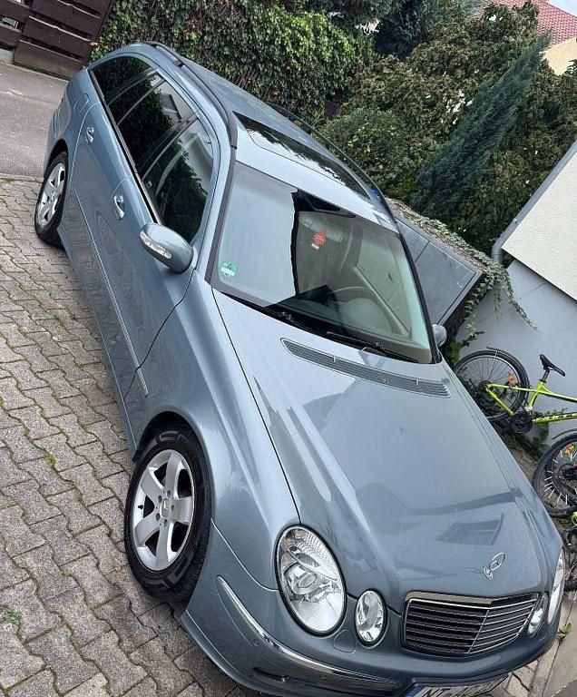Blau Gebraucht 2005 Mercedes E220 Avantgarde Kombi | 4.700 € (Fairer Preis) - Bild 1/4