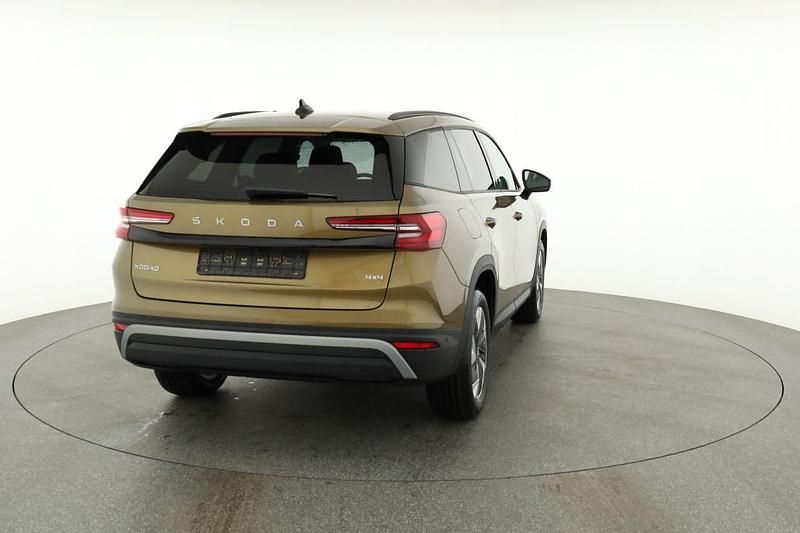 Neu Skoda Kodiaq Selection 193 PS (141 kW) 2025 Gold bronze metallic SUV