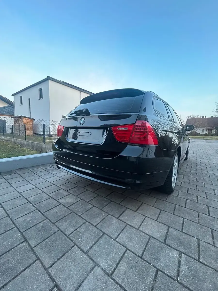Gebraucht BMW 320 143 PS (105 kW) 2010 Schwarz Kombi