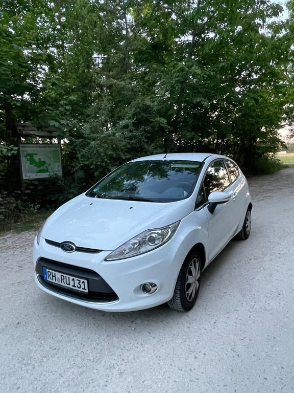 Weiß Gebraucht 2011 Ford Fiesta Kleinwagen | 1.800 € (Fairer Preis) - Bild 1/4