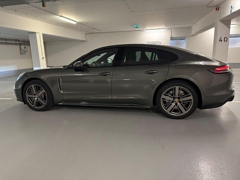 Grün Gebraucht 2022 Porsche Panamera 4 Platinum Edition Limousine | 75.900 € (Superpreis) - Bild 1/4