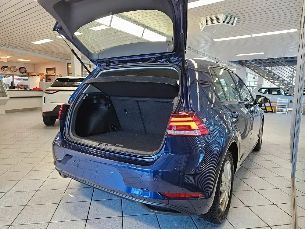 Gebraucht VW Golf VII Comfortline 125 PS (91 kW) 2018 Atlanticblueperl. (metallic) Limousine