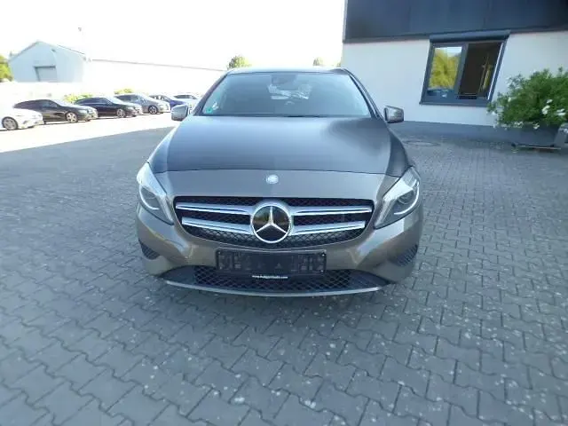 Gebraucht Mercedes A180 Urban 109 PS (80 kW) 2014 Braun Kleinwagen