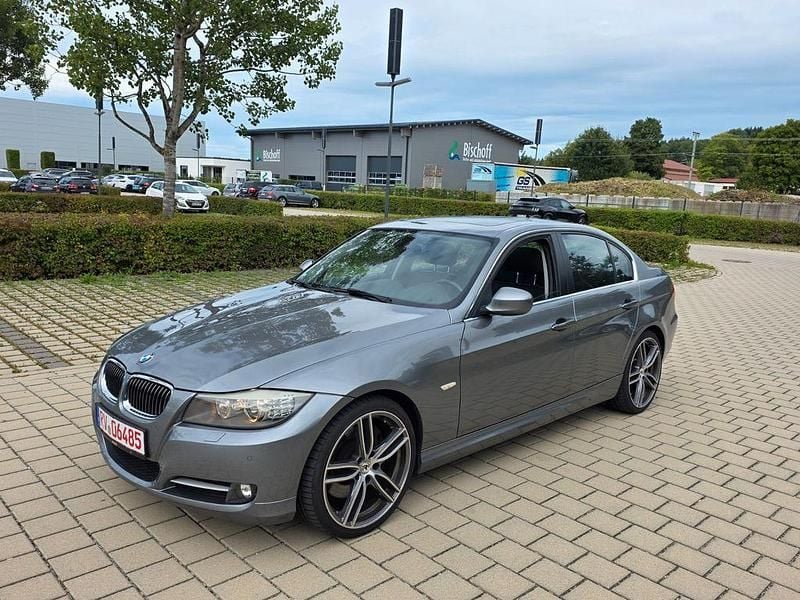 Grau Gebraucht 2011 BMW 335 Comfort Edition Limousine | 11.300 € - Bild 1/4
