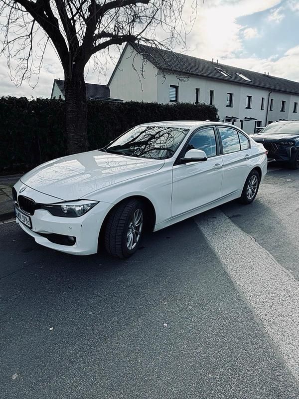 Gebraucht BMW 320 Sport Line 184 PS (135 kW) 2012 Weiß Limousine