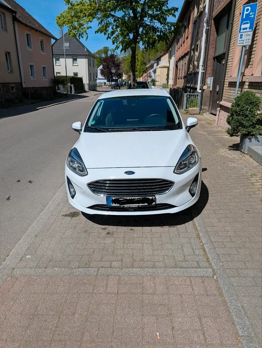 Gebraucht Ford Fiesta Titanium 101 PS (74 kW) 2018 Weiß Kleinwagen
