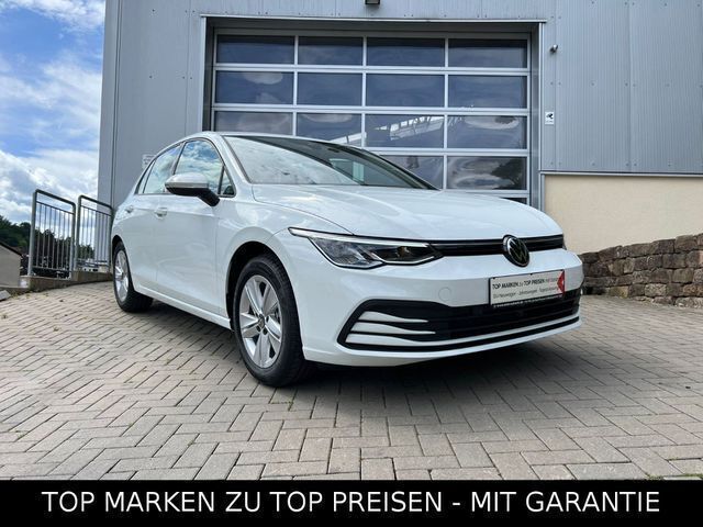 Weiß Gebraucht 2022 VW Golf VIII Life Kleinwagen | 22.900 € (Fairer Preis) - Bild 1/4