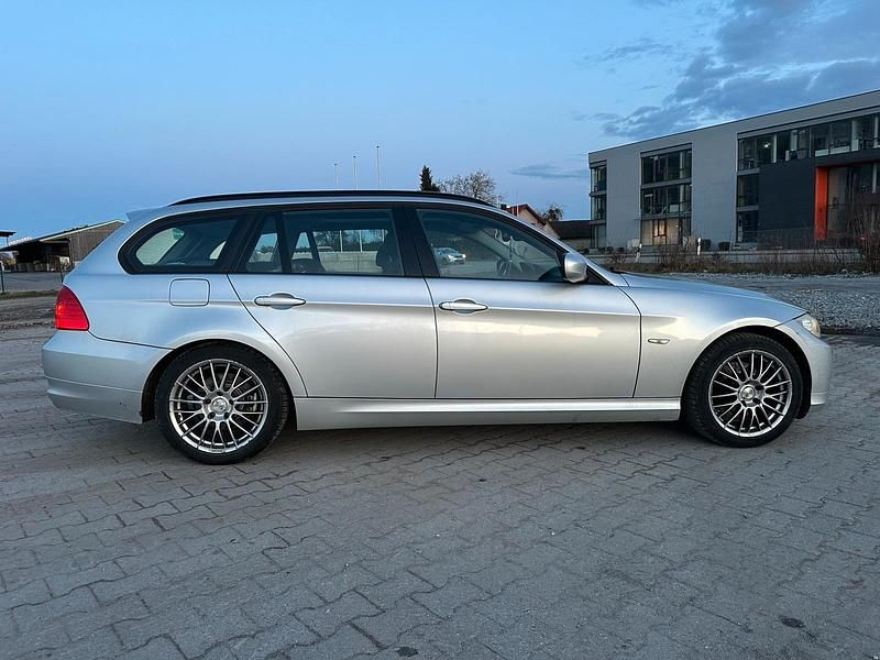 Gebraucht BMW 318 143 PS (105 kW) 2011 Silber Kombi