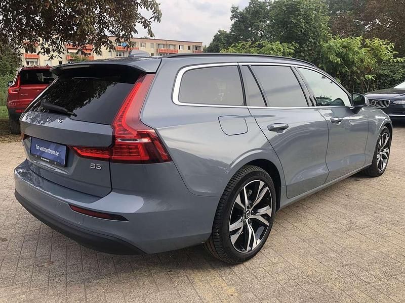 Gebraucht Volvo V60 Core 163 PS (119 kW) 2025 Thunder grey Kombi