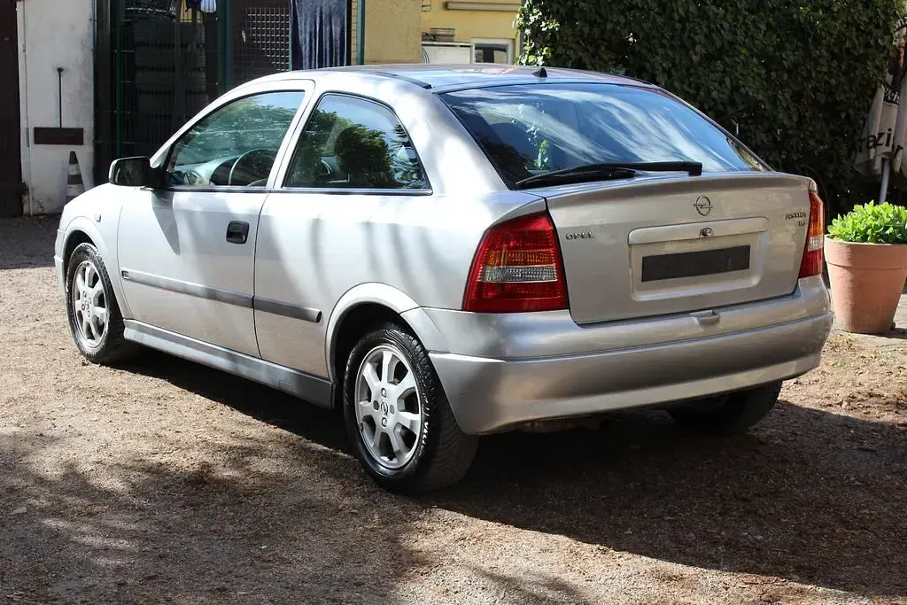 Gebraucht Opel Astra Selection 84 PS (61 kW) 2001 Silber Kleinwagen