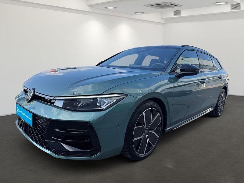 Gebraucht VW Passat R-line 150 PS (110 kW) 2025 Grün Kombi
