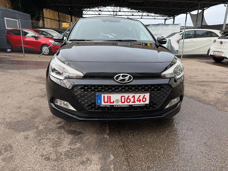 Gebraucht Hyundai i20 Style 101 PS (74 kW) 2016 Schwarz Limousine