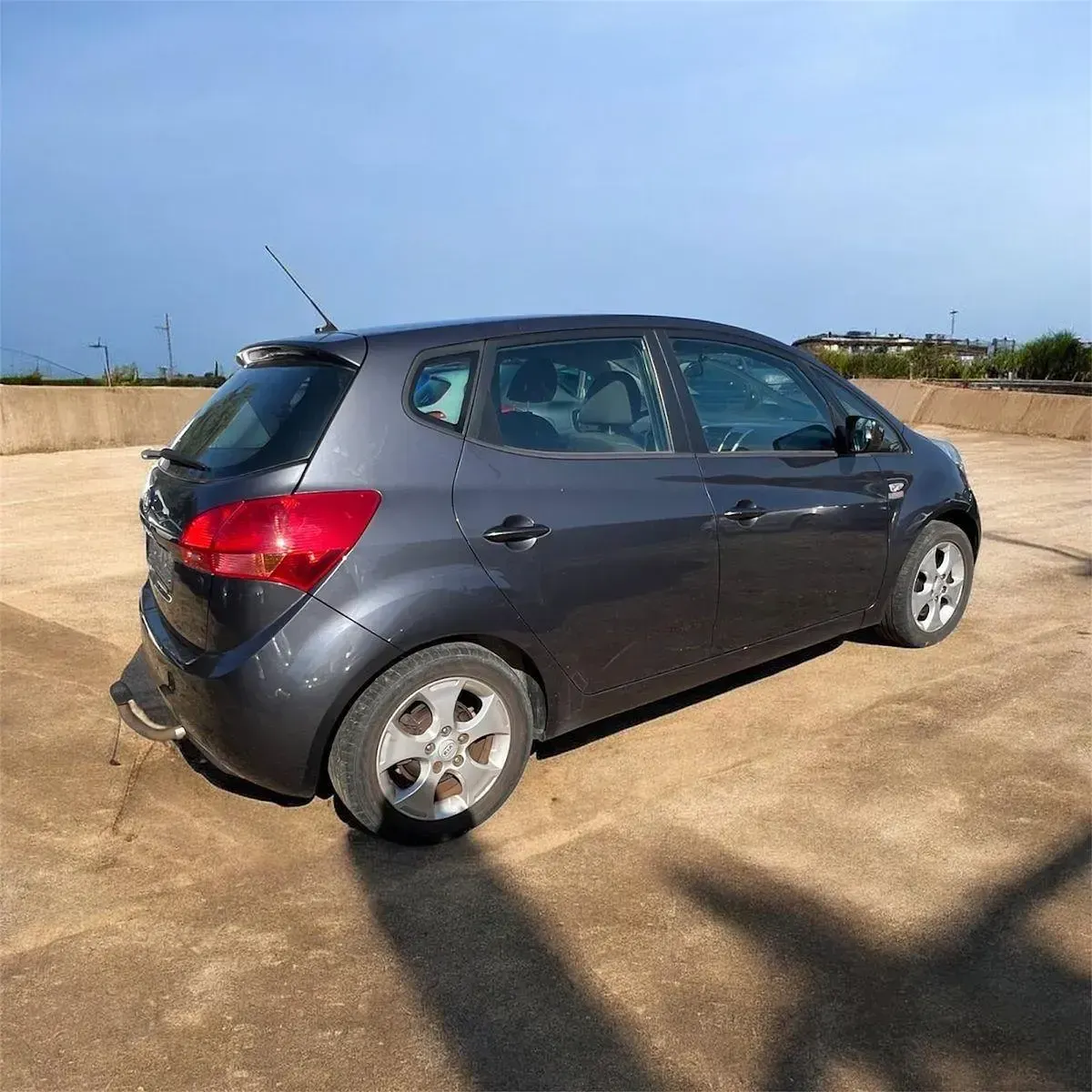 Gebraucht Kia Venga Attract 90 PS (66 kW) 2012 Grau Kleinwagen
